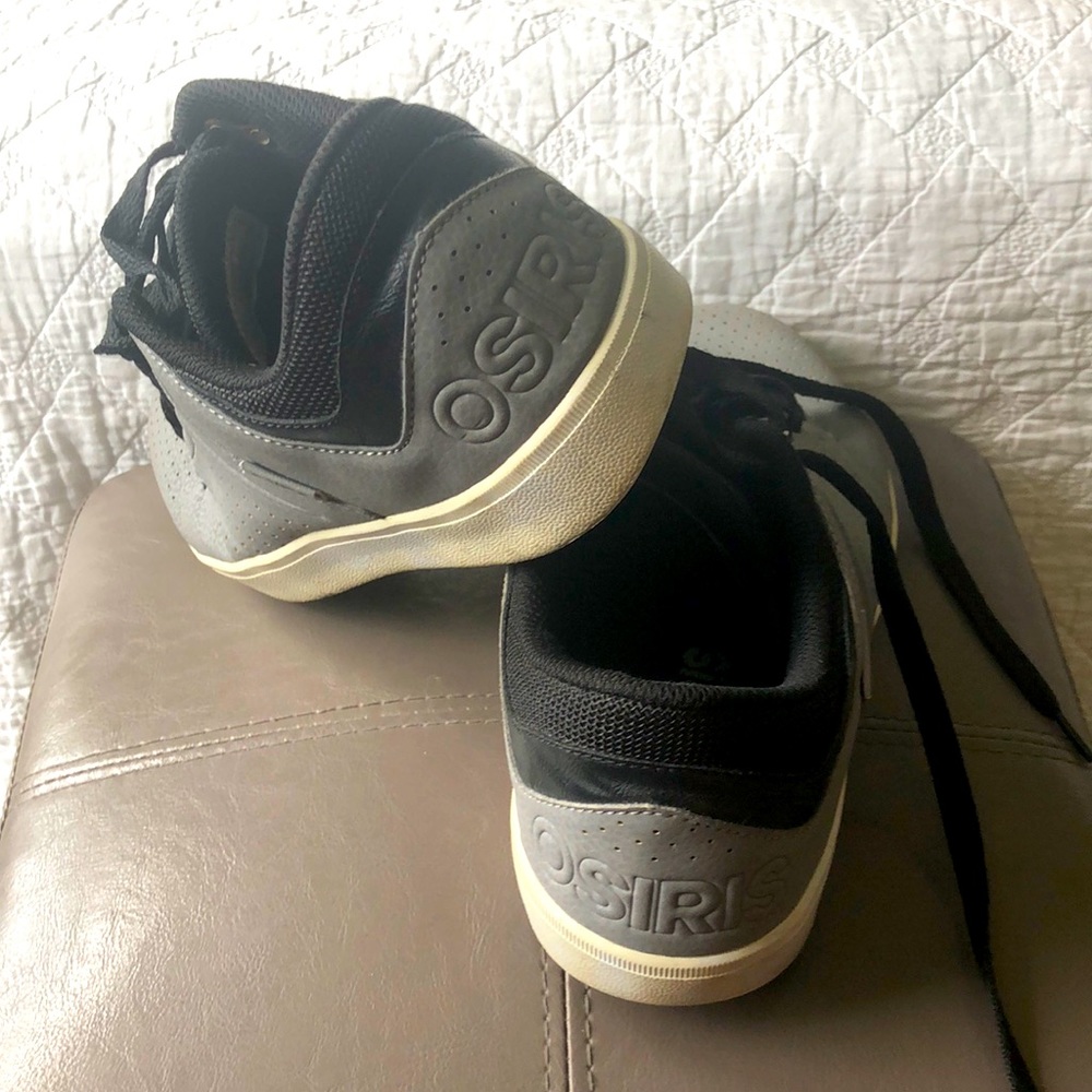 Skateboarding shoes